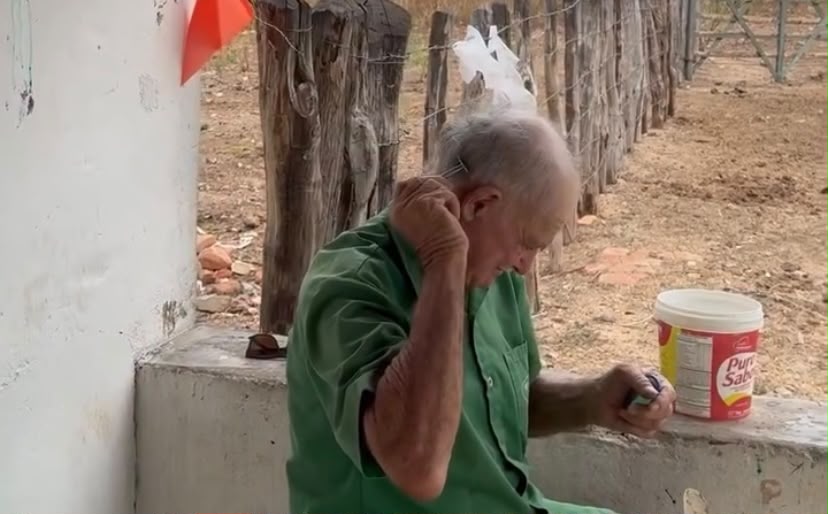 Morador do interior do RN diverte ao usar barbeador para cortar o próprio cabelo