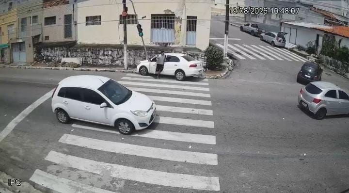 Motorista atropela pedestre na Av Mário Negócio