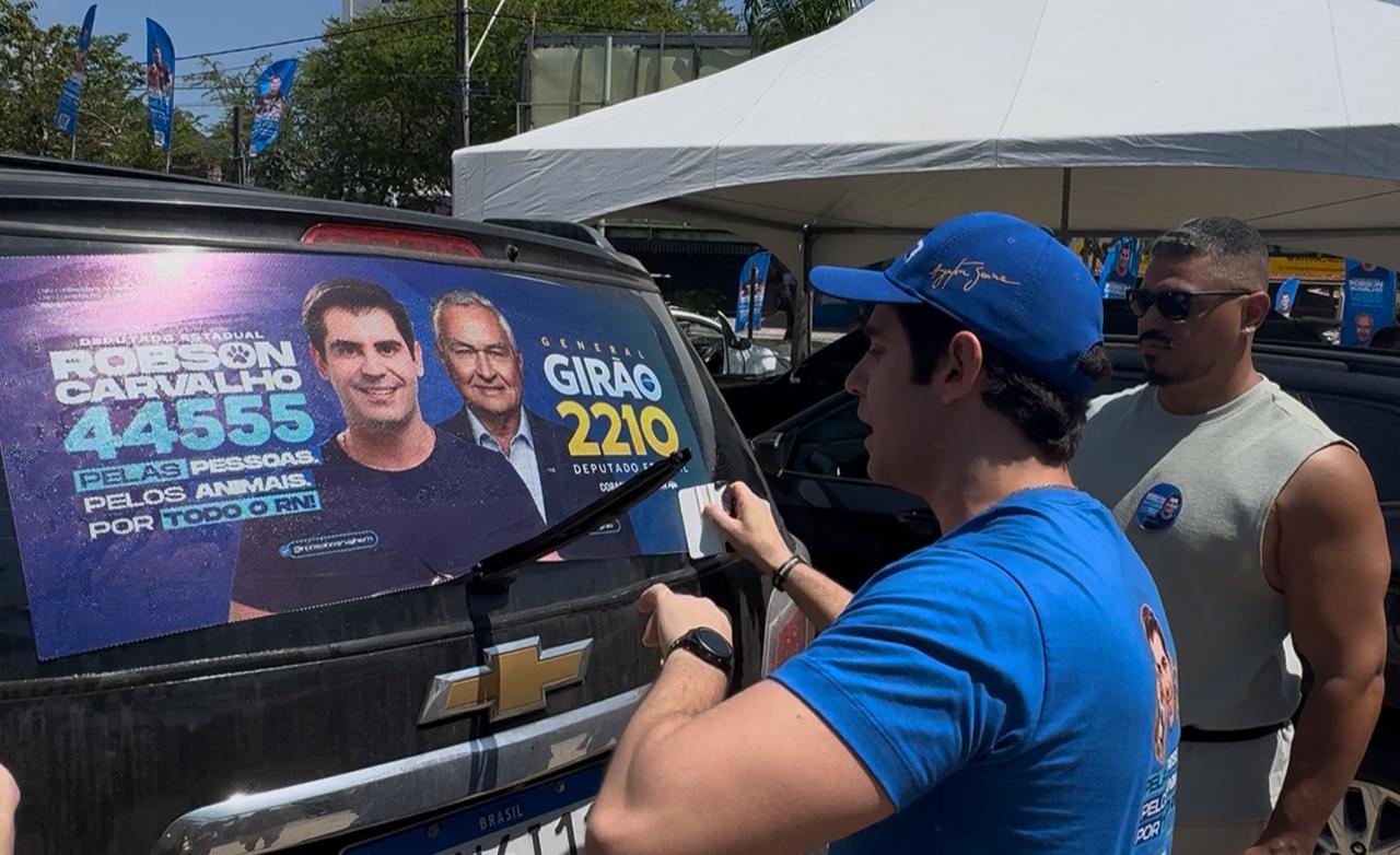 Robson Carvalho realiza adesivaço e é surpreendido com a quantidade de apoiadores voluntários