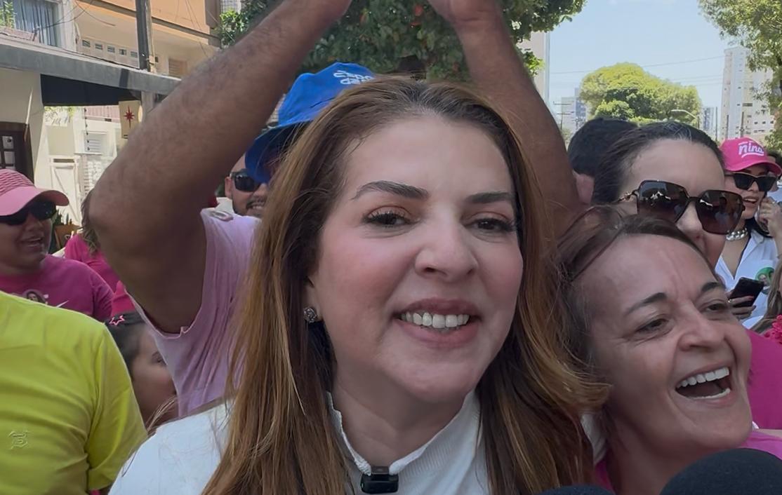 Em 1º adesivaço, Nina é recebida com muito entusiasmo por apoiadores