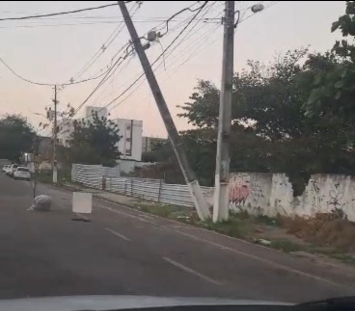 poste ameaça desabar e bloqueia rua