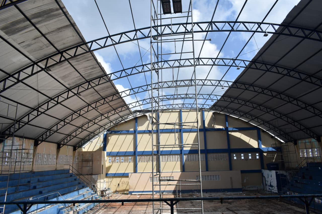 Reforma do ginásio do Centro de São Gonçalo entra na fase de instalação de nova cobertura