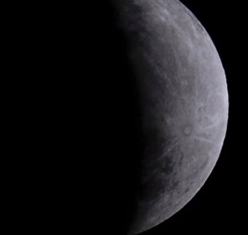 ECLIPSE PARCIAL DA LUA NO BRASIL: Saiba os horários e como observar o fenômeno