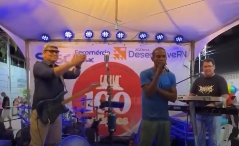 Morador de rua surpreende, sobe em palco e emociona público