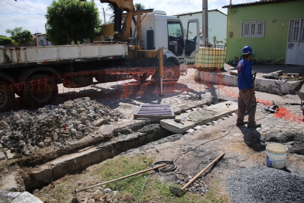 Prefeitura de Mossoró realiza manutenção em rede de drenagem no bairro Paredões