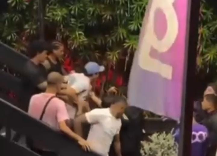 Homem é espancado após empurrar mulher em escada de boate
