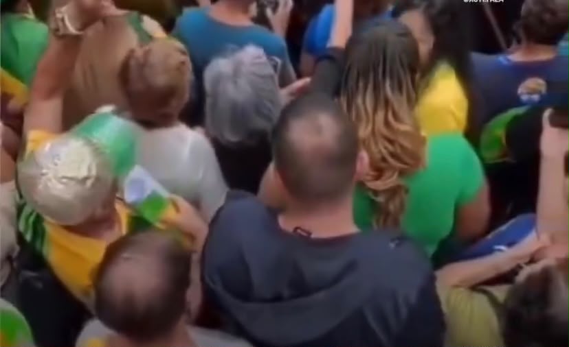 Mulher é ass3diada em ato politico e gera revolta na web