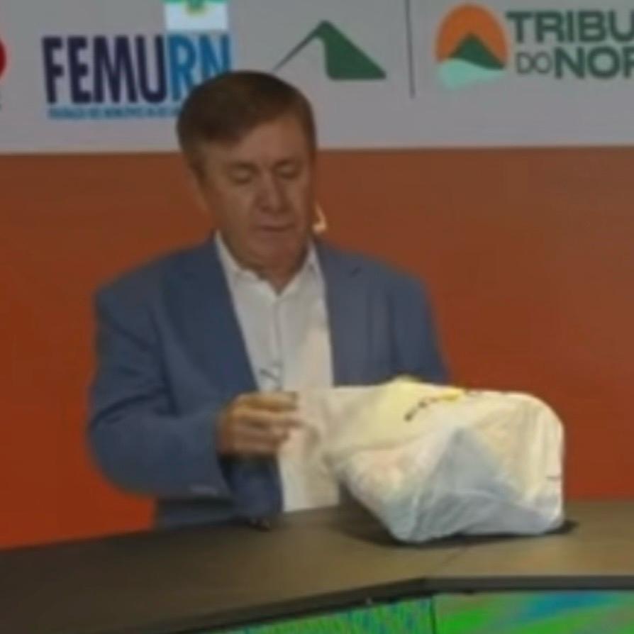 Robério tenta descumprir regras com saco de objetos em debate