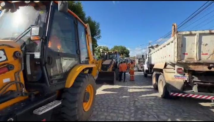 Mega operação do “Mossoró Limpa” mobiliza máquinas e mais de 70 garis no Santo Antônio