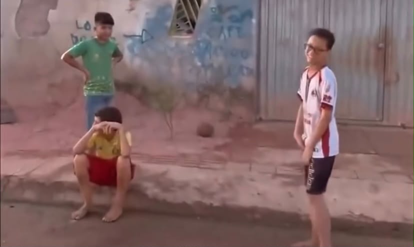 Homem fura bola de crianças após chutes no muro e atitude logo depois surpreende