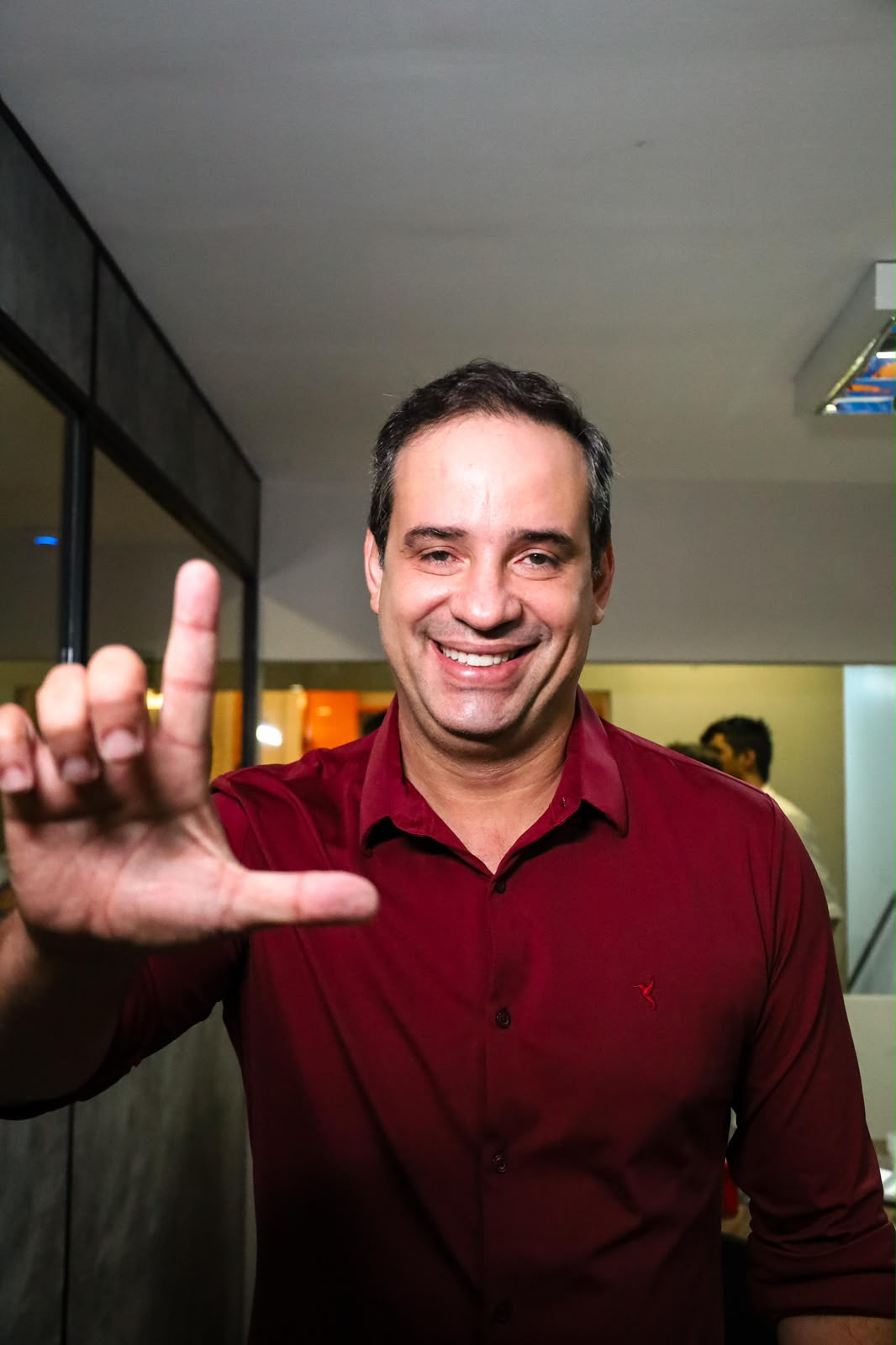 Com propostas sólidas e confronto incisivo, Cadu de Lula domina debate da TV Ponta Negra