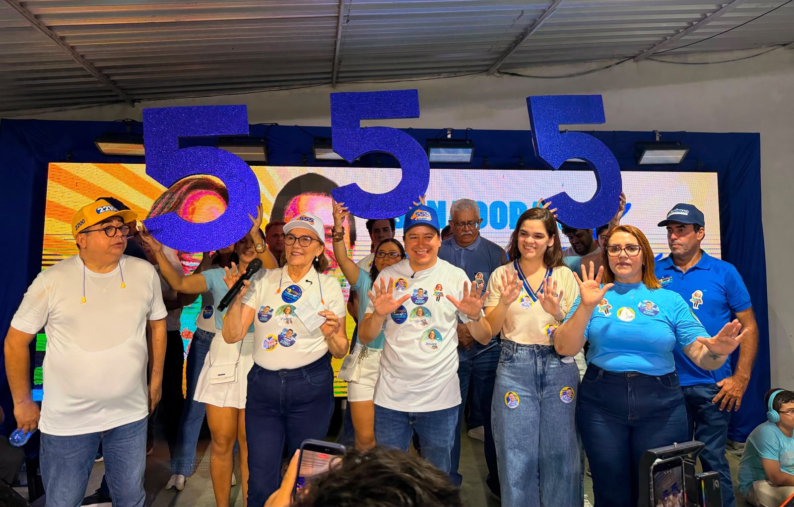 Multidão toma as ruas de Caraúbas em caminhada de apoio à reeleição de Zenaide Maia