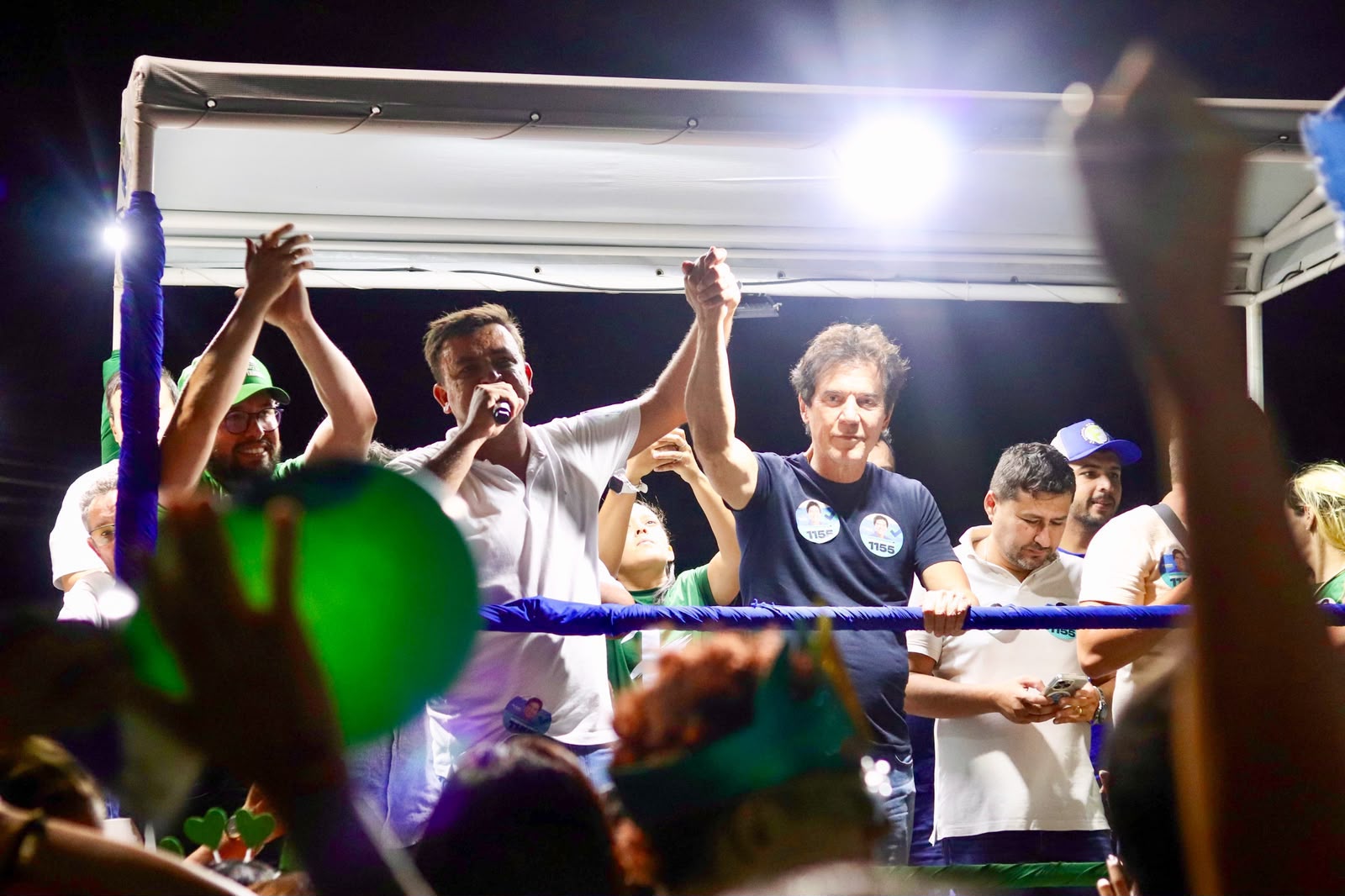 Lajes abraça Robinson Faria em uma das maiores manifestações políticas já vistas na cidade, ao lado do prefeito Felipe Menezes