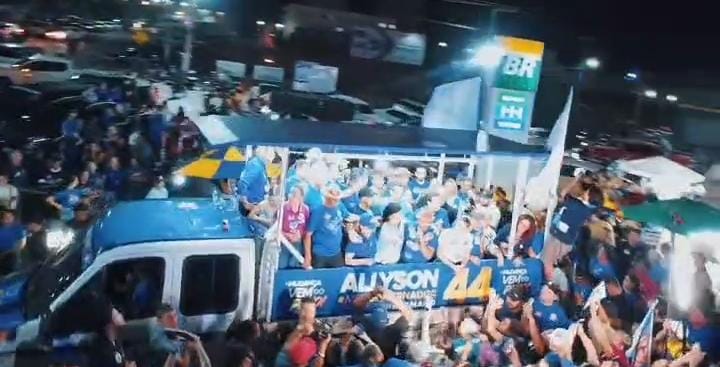 Allyson e Zenaide reúnem multidão em grande arrastão pelas ruas de Pau dos Ferros