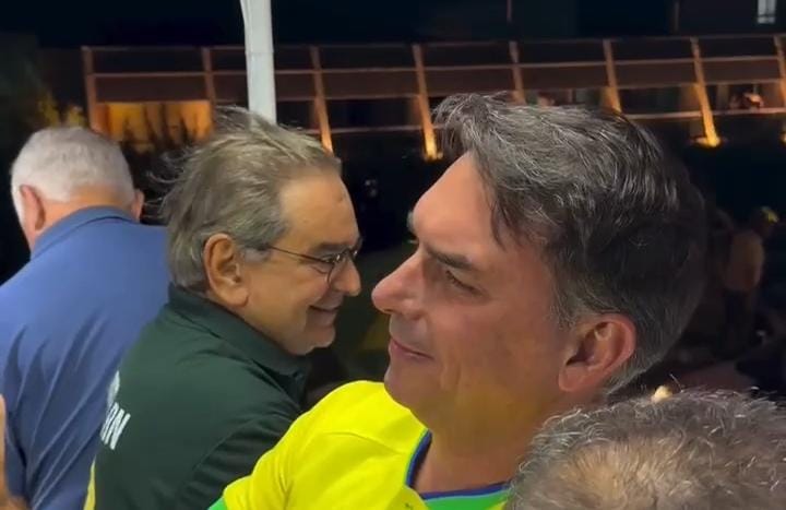 Carreata de Flávio Bolsonaro reúne verdadeira multidão na Via Costeira, em Natal