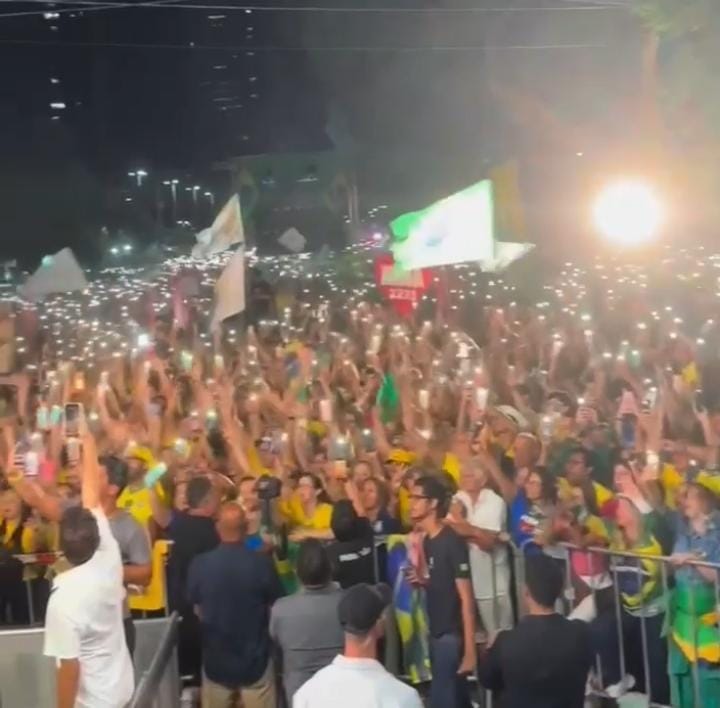 Multidão toma conta da praça cívica durante comício de Flávio Bolsonaro em Natal