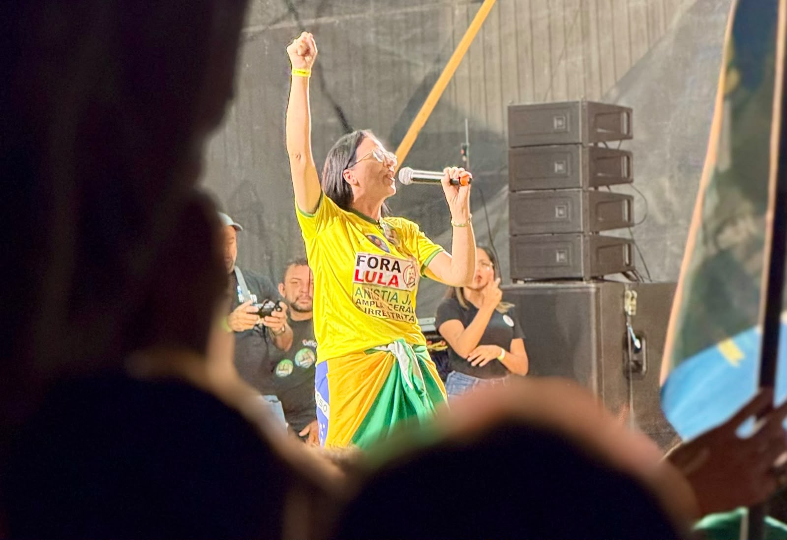 “Vamos livrar o Brasil e o RN do PT”, diz Camila Araújo em comício de Flávio Bolsonaro em Natal