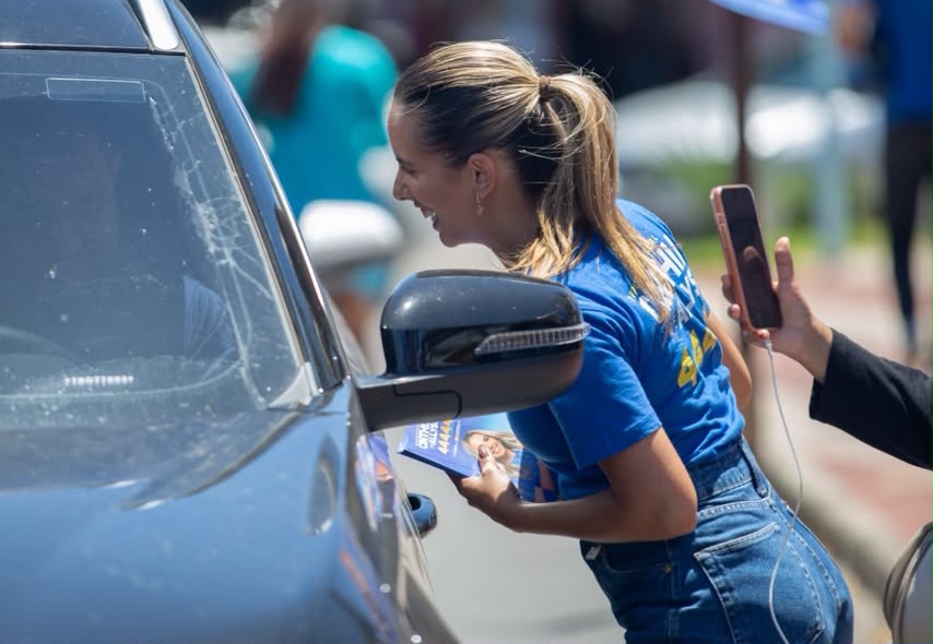 Cinthia de Allyson faz panfletagem no sinal de trânsito e apresenta propostas em Mossoró