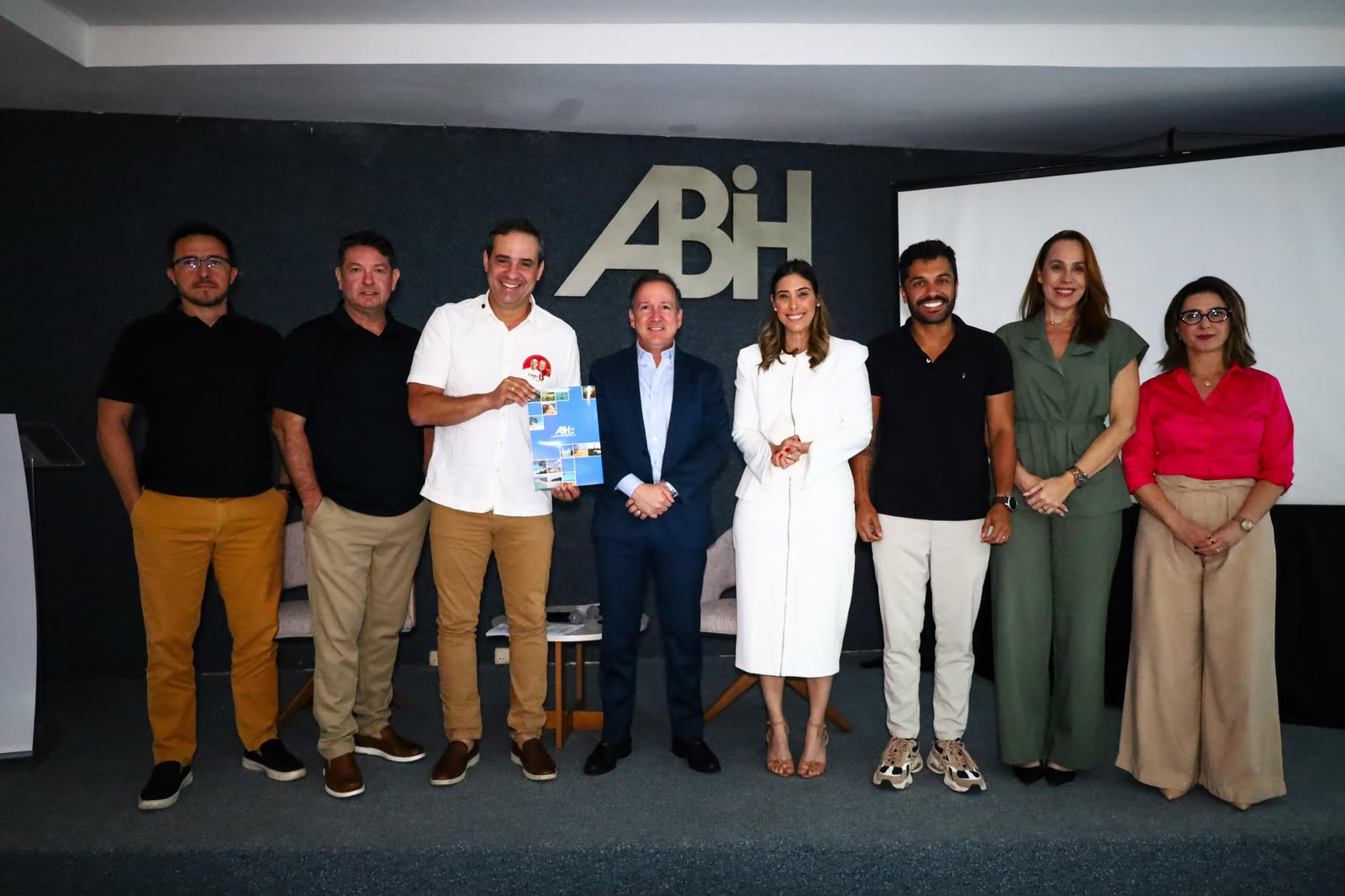 Cadu de Lula destaca compromisso com o crescimento do turismo em encontro com a ABIH-RN