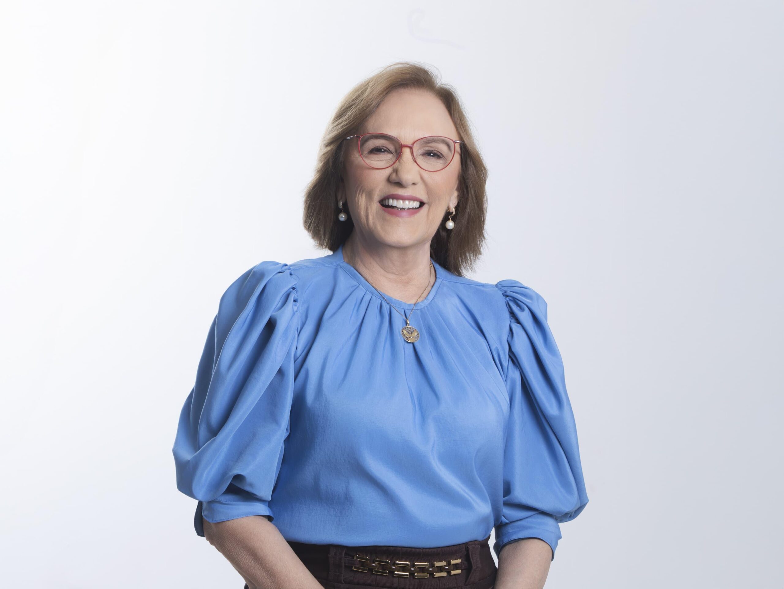 Zenaide vota contra Bets e volta ser atacada de forma leviana por Samanda.