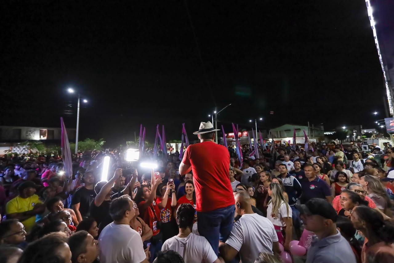 Multidão toma as ruas de Currais Novos para receber Cadu de Lula no Seridó