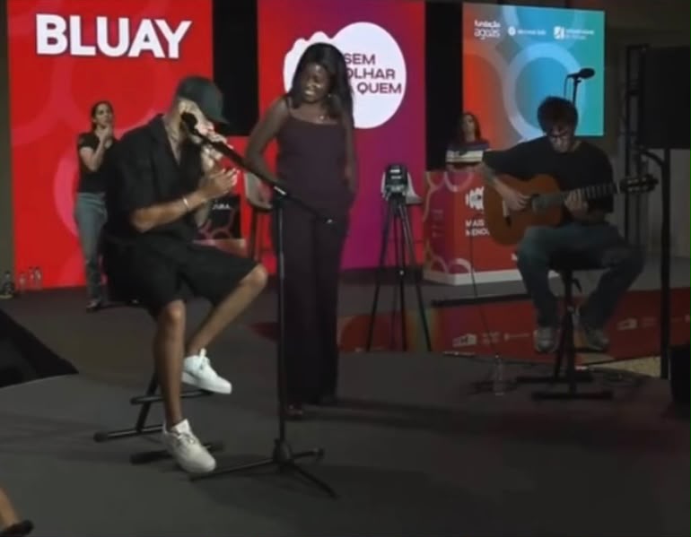 Mulher invade show e surpreende publico com voz angelical