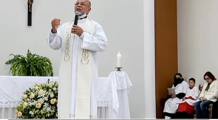 Padre é at4c@d0 por fiéis após dizer que Deus deve governar nossas vidas e a sociedade