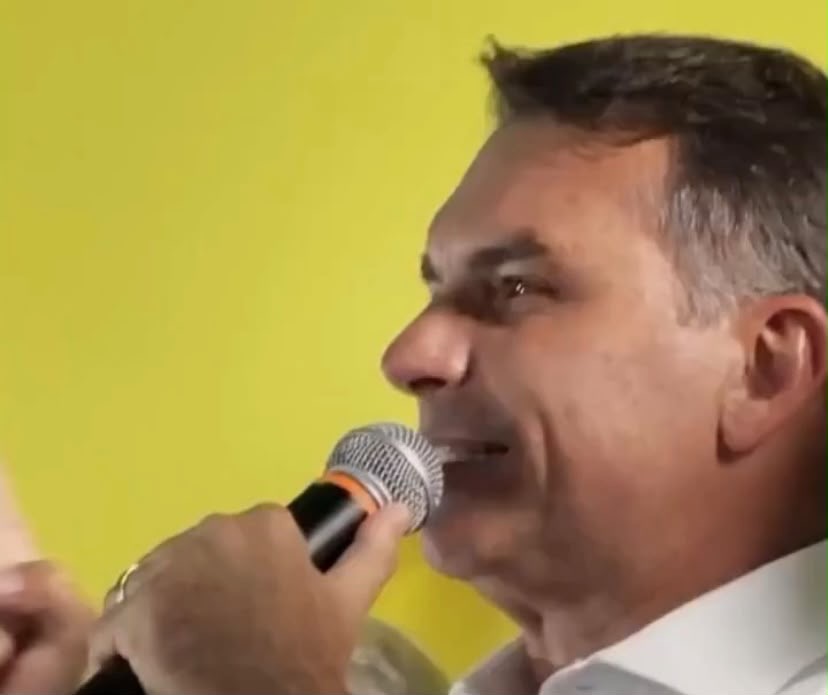 Ao lado de Caiado, Flávio fala em mudar a constituição: “redemocratizar o País”
