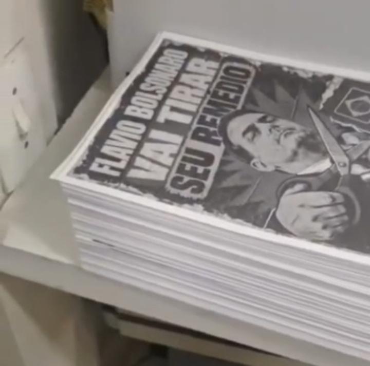 Flagra na UFRN: material contra Flávio Bolsonaro estaria sendo impresso dentro da universidade