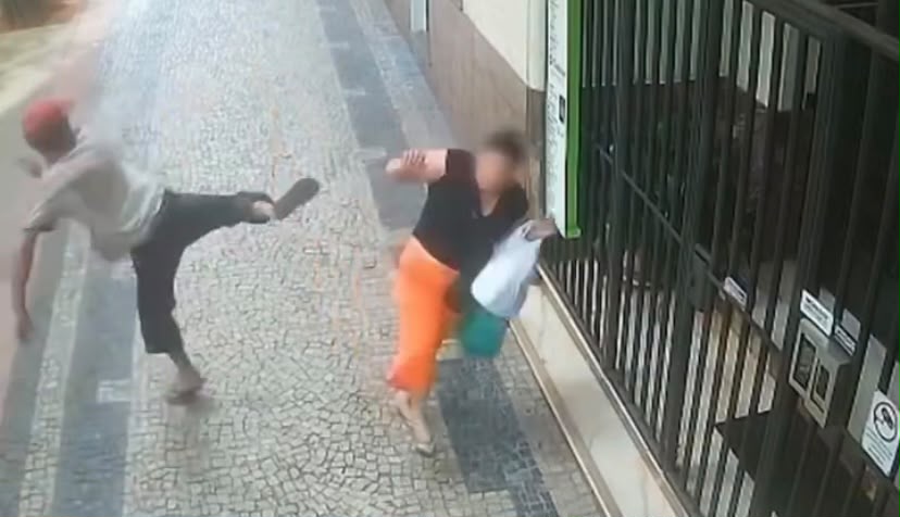 Morador de rua ataca mulher com voadora
