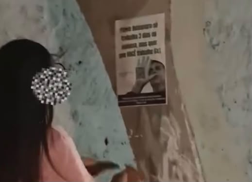 Mulher é flagrada colando  cartaz contra Flávio Bolsonaro em parada de ônibus