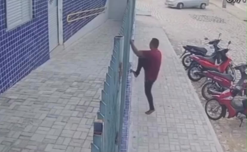 Homem armado com fac@ pula muro e invade escola no RN