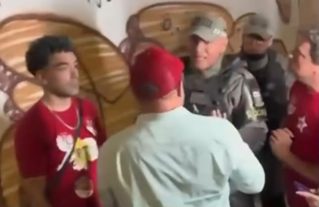 PM aborda estudante que tentou tirar faixa contra Alexandre de Moraes durante ato pró- Cadu e Lula