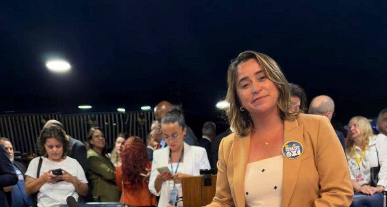 Samanda de Lula acompanha votação pelo fim da escala 6×1 e cobra presença de Flávio Bolsonaro e Rogério Marinho