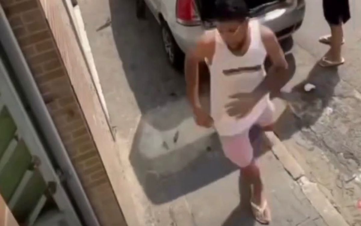 Mulher entra em trabalho de parto, homem se desespera e acaba saindo no carro sem ela