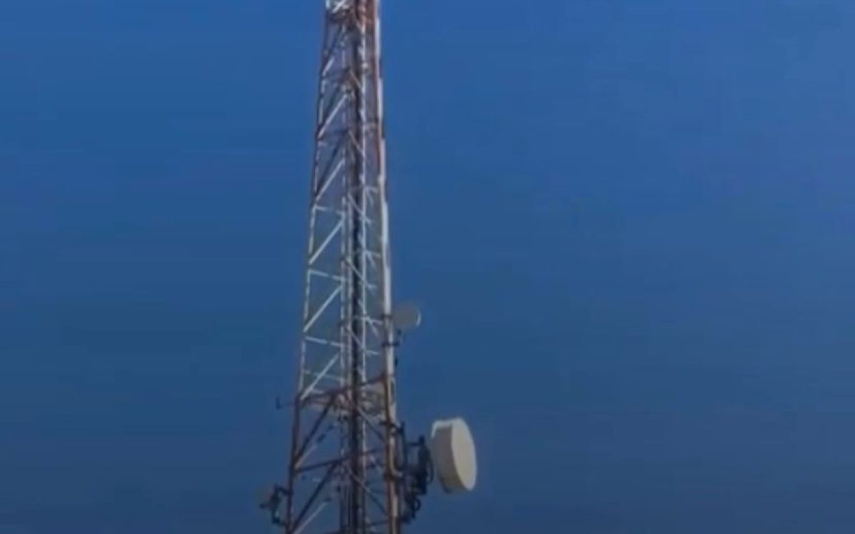 Homem sobe em torre de telefonia e ameaça se jogar em Pau dos Ferros