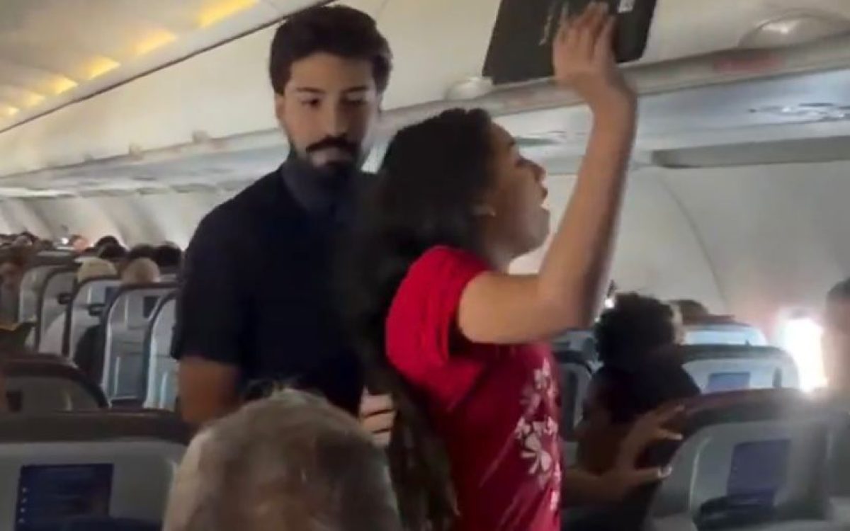 “Pastora mirim” prega em avião e divide opiniões de passageiros ‬