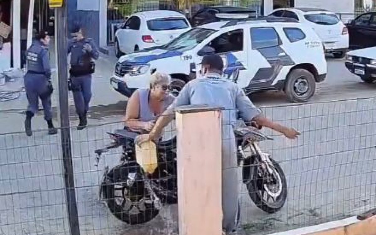Morre mãe que foi queimada pelo próprio filho ao atear fogo em uma moto para evitar que a polícia apreendesse a motocicleta irregular