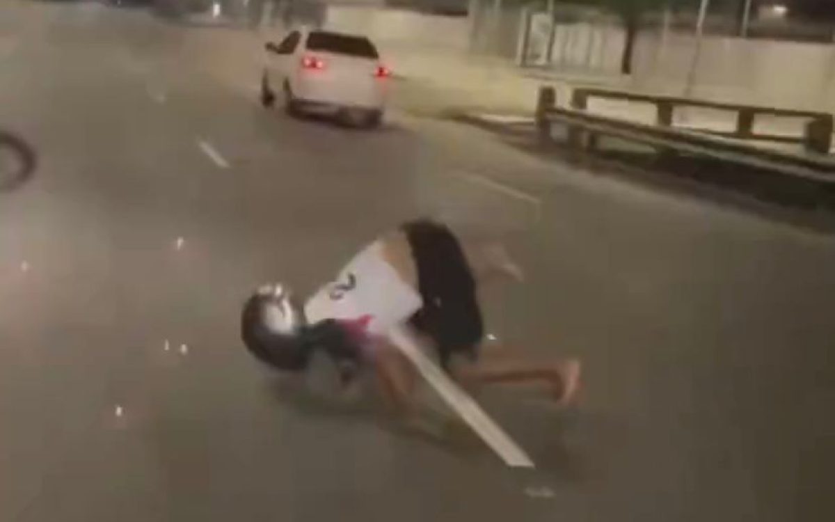 Motociclista perde controle ao empinar moto, cal de rosto no asfalto e video viraliza