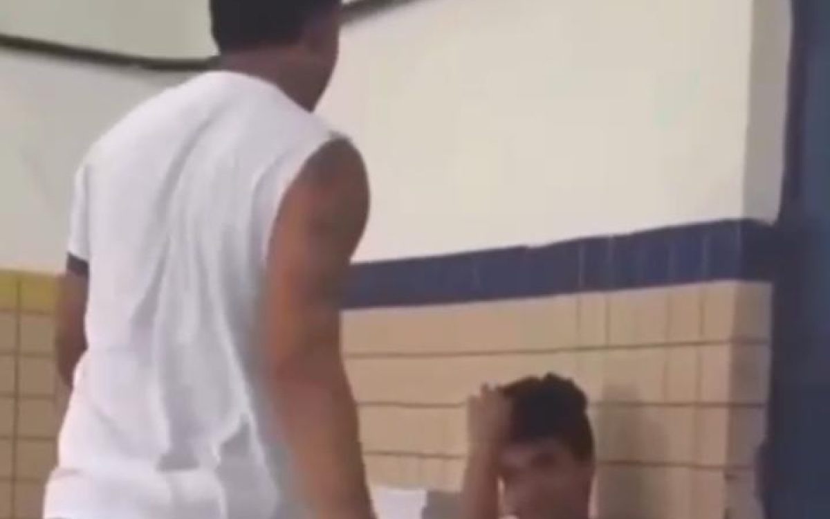 Adolescente agride aluno e quase é linchado