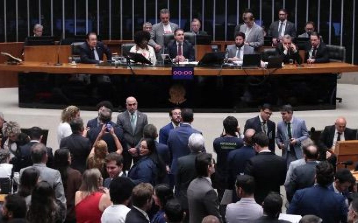 PL lidera votos contra fim da escala 6×1 na Câmara dos Deputados