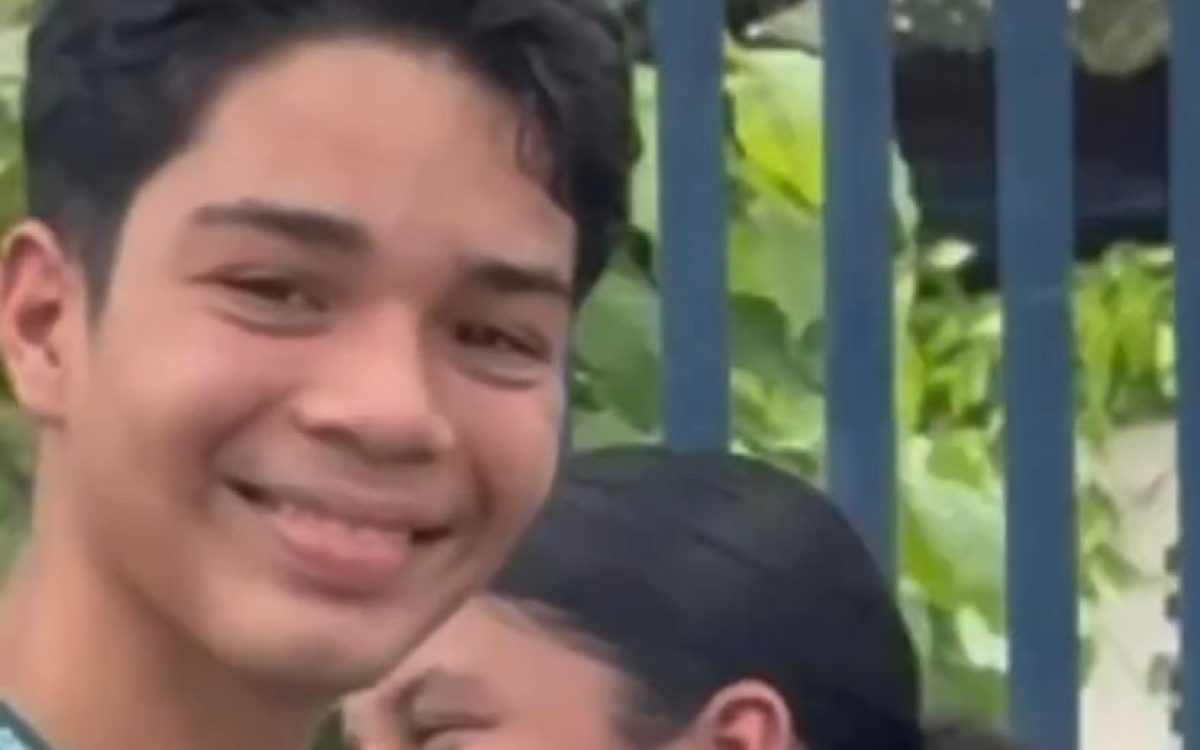 Garoto tenta manter a postura após pai tratá-lo como “bebê” na saída da escola
