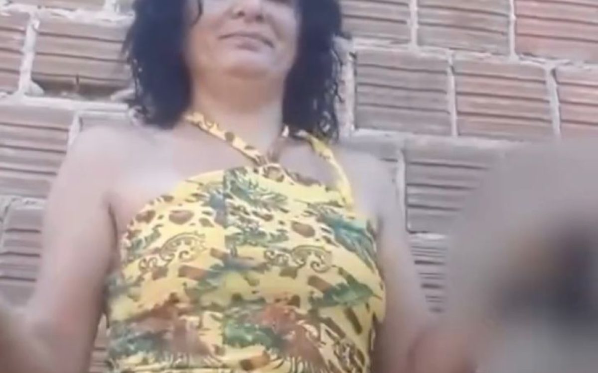 Mulher tortur@ animais por dinheiro