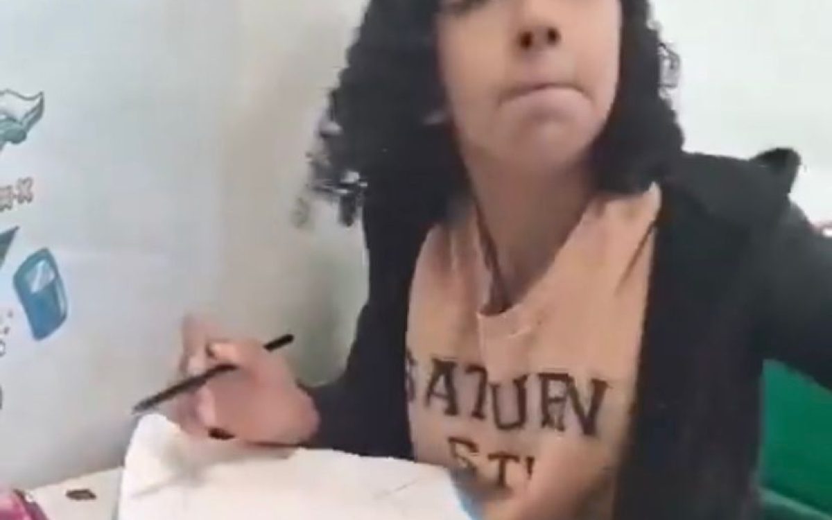 Mãe viraliza nas redes sociais após mostrar rotina da filha autista em sala de aula