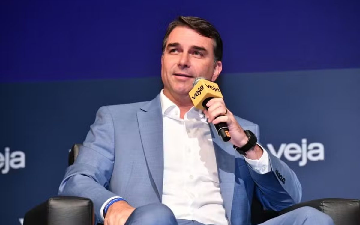Flávio Bolsonaro defende Bolsa Família