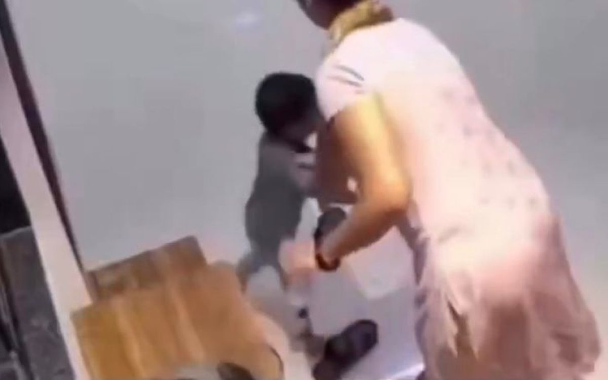 Criança morr3 após cair do sétimo andar depois de ser colocada pela mãe na janela