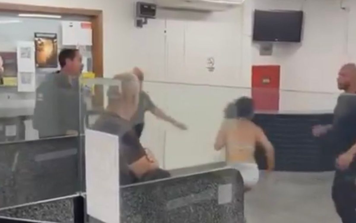 Mulher toca o terror em delegacia, desafia agentes, arranca o iPhone de um deles e sai correndo da delegacia