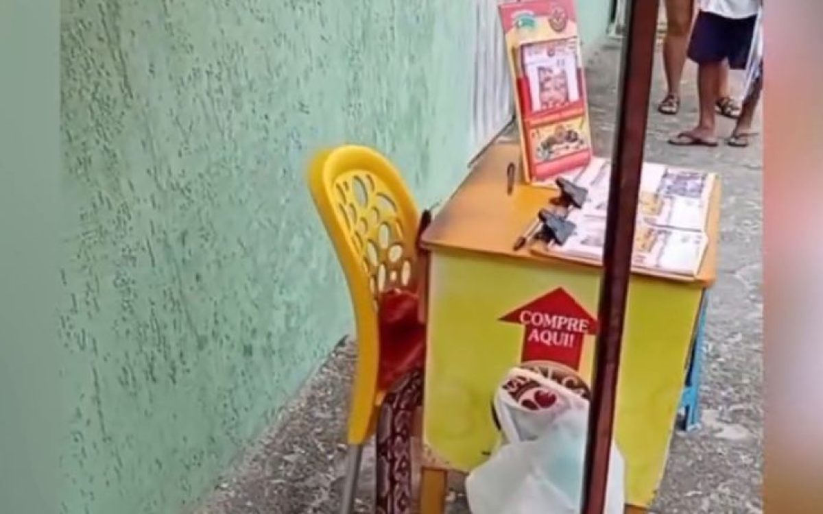 Jiboia é vista subindo em balcão de venda de bilhetes do Natal CAP no interior do RN: “vendedora pé quente”