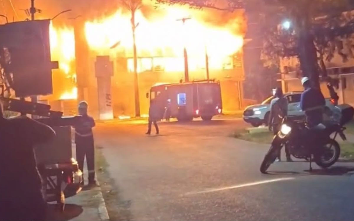 Centro de Pesquisas da Universidade Federal de Pernambuco é incendiado 1 dia após estudantes realizarem protestos a favor de Lula